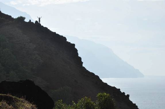 O Rodrigo já está no alto do próximo morro, no caminho para o Kalalao, na Na'Pali Coast, em Kauai, no Havaí